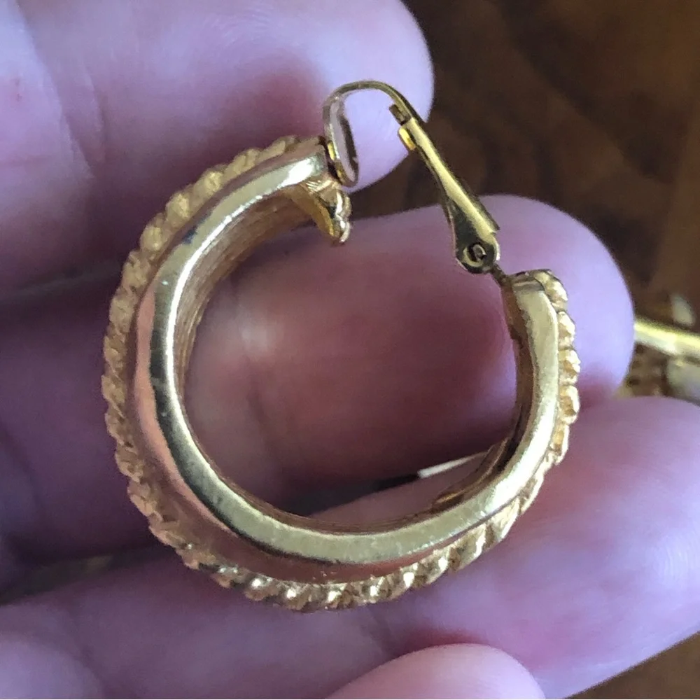 Vintage 70s-80s Kenneth Jay Lane matte gold wide hoop clip on earrings - Picture 10 of 12